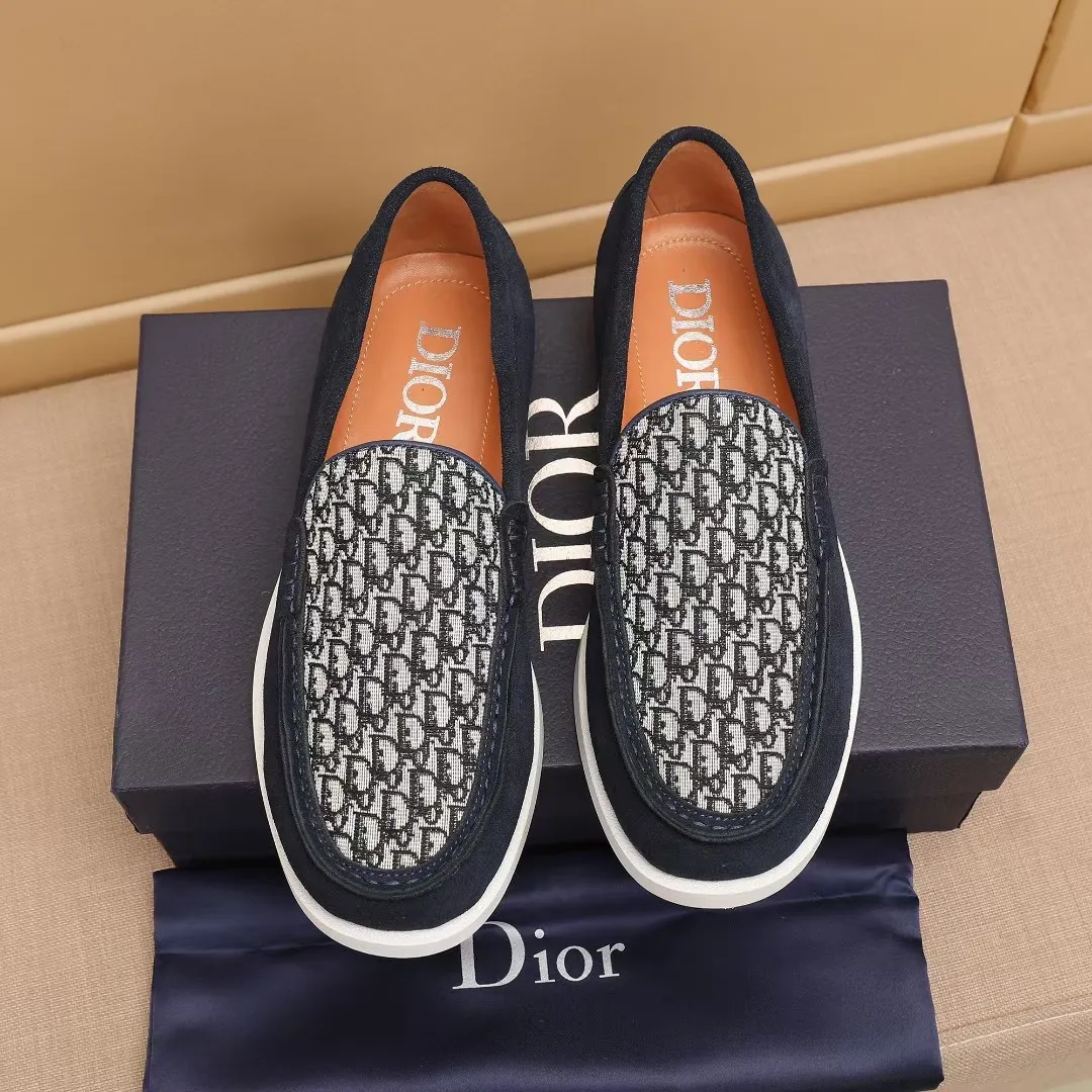 Men's Men's Shoes 💰400 [New Style] 🏍️🏍️Dior - This Dior Granville loafer is a casual dress shoe. Crafted from luxuriously soft beige suede, it features a beige Oblique print panel on the upper. The lightweight cream-white rubber sole is more sophisticated. The Dior Oblique pattern is engraved on the outsole to enhance the style, and the Dior logo is engraved on the back side. Adds elegance to any casual look.